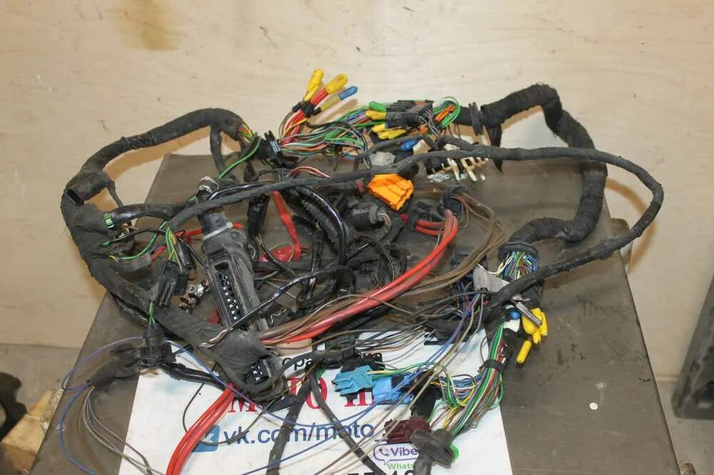 Разъем стеклоподъемников бмв е 60. Bmw e39 проводка багажника. Проводка под торпедой бмв е34. Бмв е34 проводка в салоне. Проводка бмв.