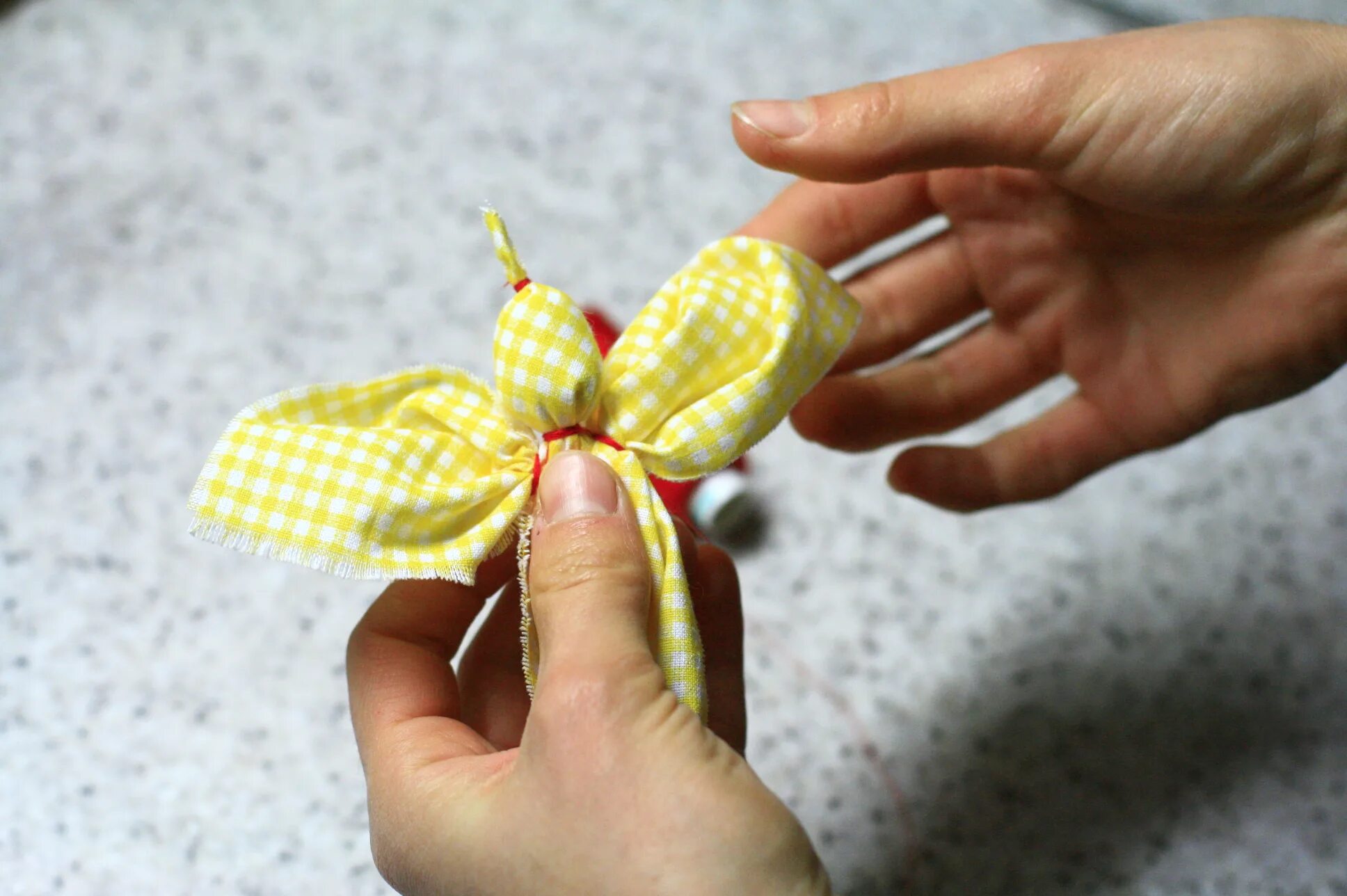 Поделка птица. Птички из тряпочек. Народная кукла птичка закрутка из ткани. Птички из ткани мастер классы. Птицы из ткани.