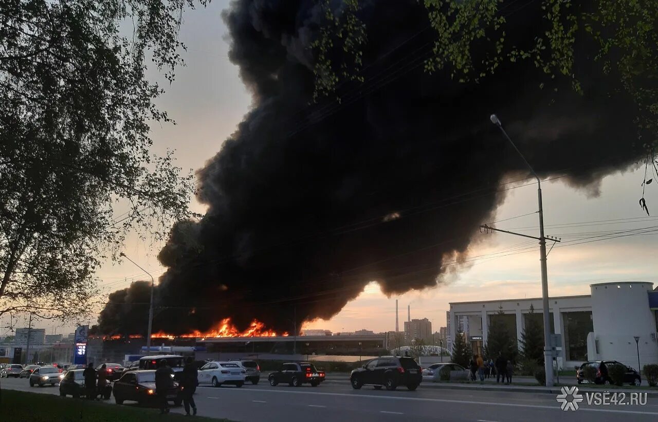 пожар в кемерово 2022. крупный пожар в кемеровской области. пожар на улице тухачевского. пожары в кузбассе. кемерово пожар час назад.