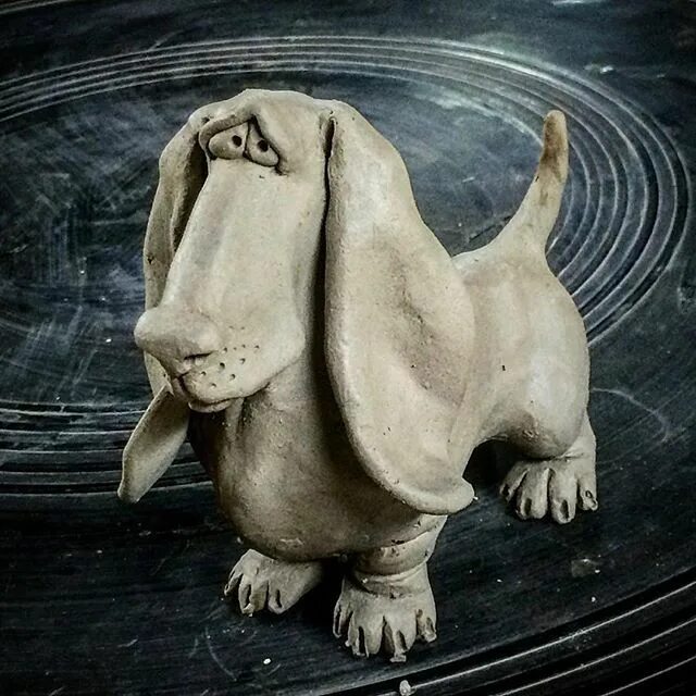 Керамические игрушки. Гончарная собака. Такса керамика. Собака керамика. Собачка из соленого теста.