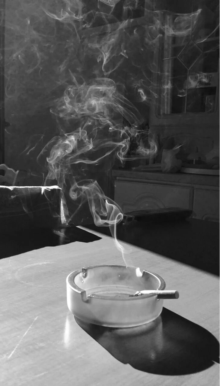 Сигаретный дым. Эстетика сигаретного дыма. Дым Эстетика. Курение Эстетика. Не потушит боль сигаретный дым дорогой коньяк