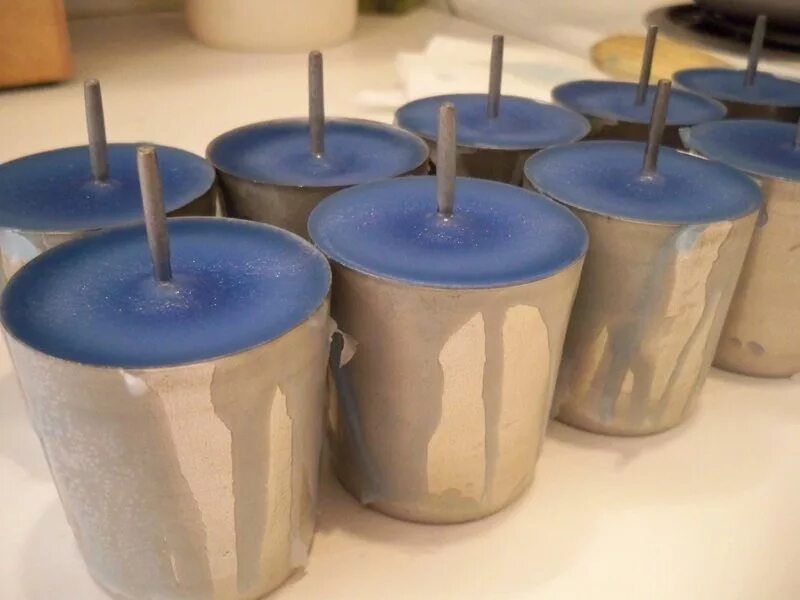 Декоративные свечи своими руками. Формы для парафиновых свечей. Свечи необычной формы. Формочки для заливки свечей.