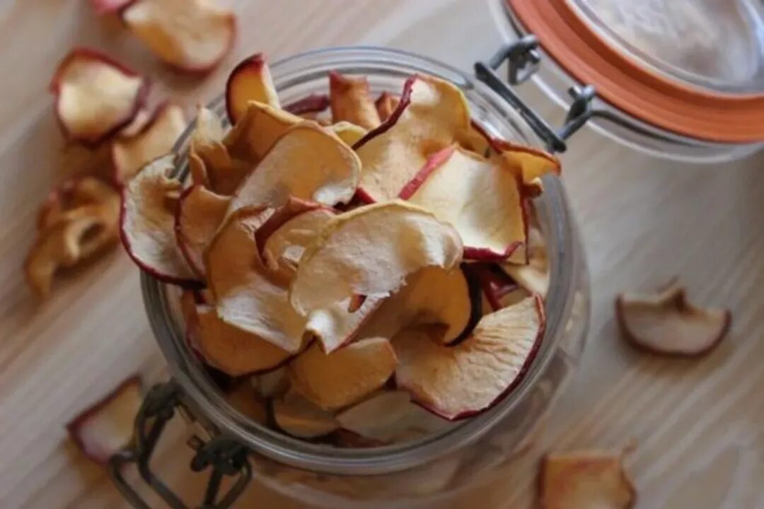 Сушка яблок. Сухофрукты из яблок. Хранение сушеных яблок. Яблоки сушеные в духовке. Как хранить сушеные яблоки дома