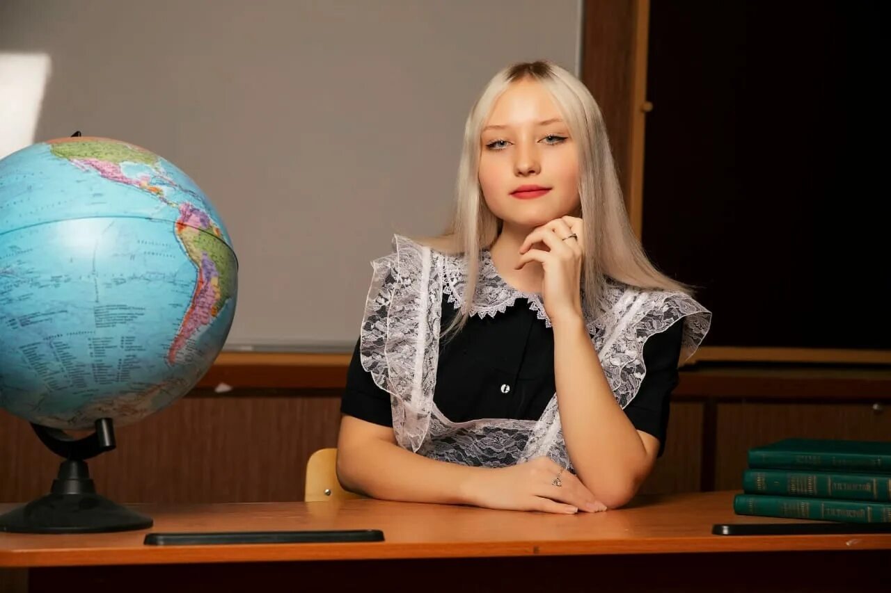 Биробиджан школа 7 биробиджан. Окончила школу в 7 лет. Выпускники школы. Выпускники школы. Школьники выпускной.