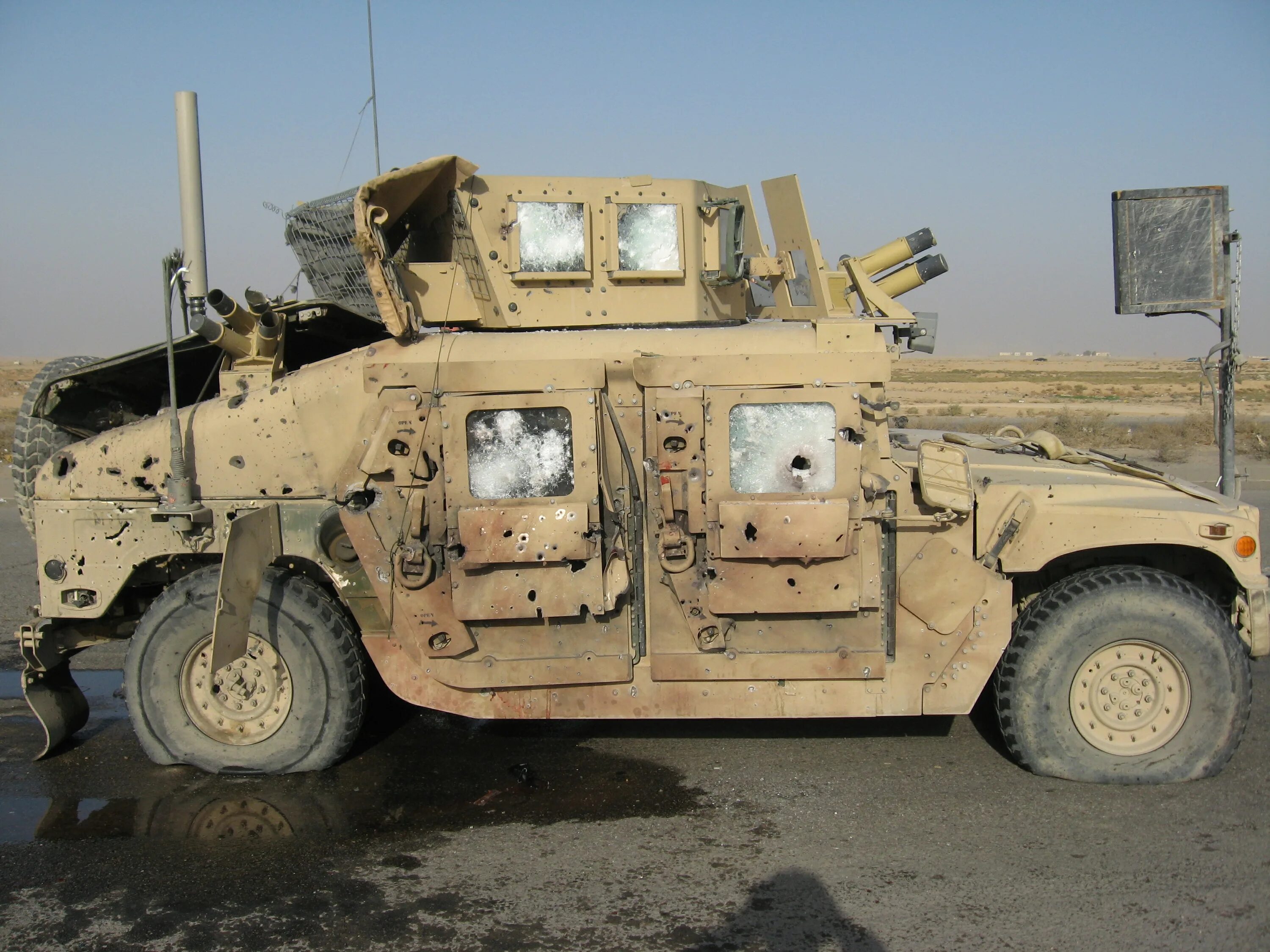 Американские военные машины. Hummer h1 Humvee. Хаммер h1 военный. Хамви бронеавтомобиль. Hummer h1 Humvee бронированный.