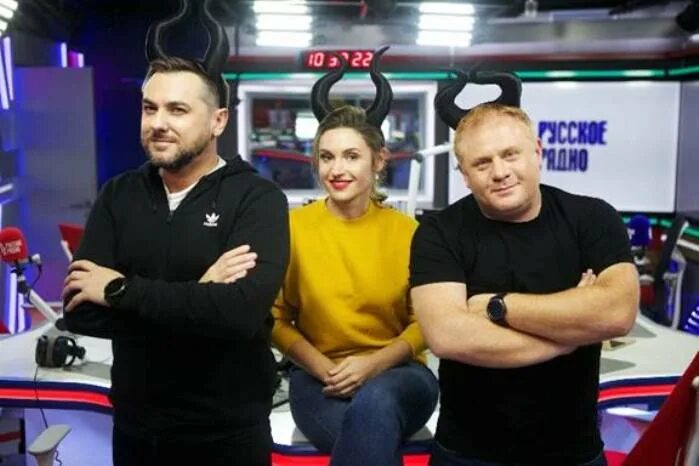 по радио передавали новости. в москве состоялся первый радиоконцерт. радиоприемник времен войны. радио в годы войны. по радио передавали новости.