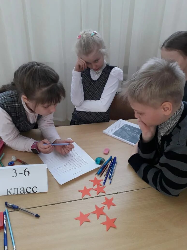 класс с учениками. беседа класса. 1 класс мальчик и 11 класс. ребята 3 класс. ребята трех классов.