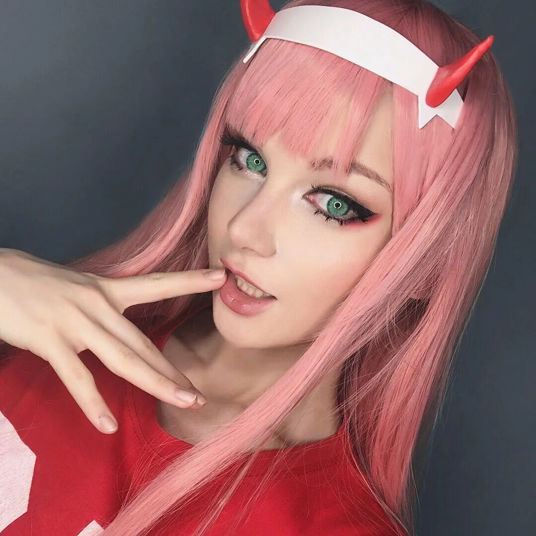 Милые косплеерши. Косплеерша Zero two. Саша Холланд Zero two. Макияж Зеро ту. Милый во Франксе 002 косплей.