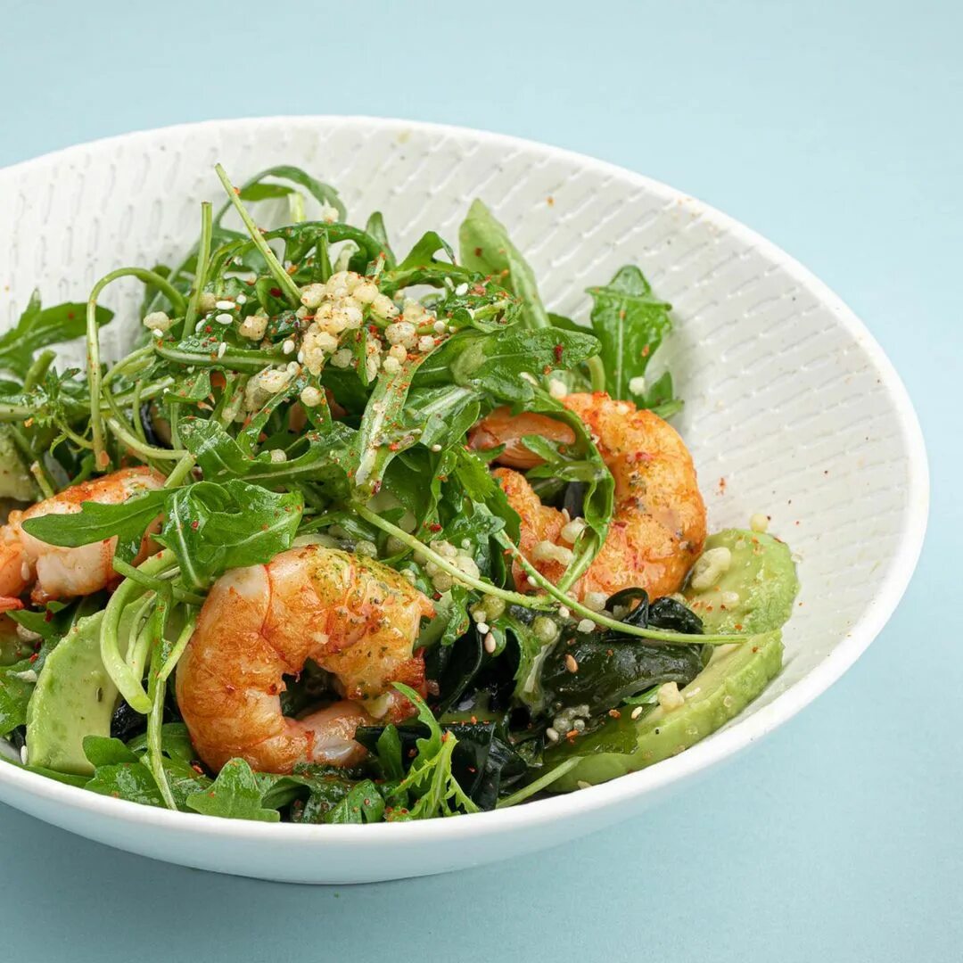 соус для салата с креветками и рукколой. салат руккола с креветками. салат руккола с креветками. черри руколла креветки. креветки руккола черри.