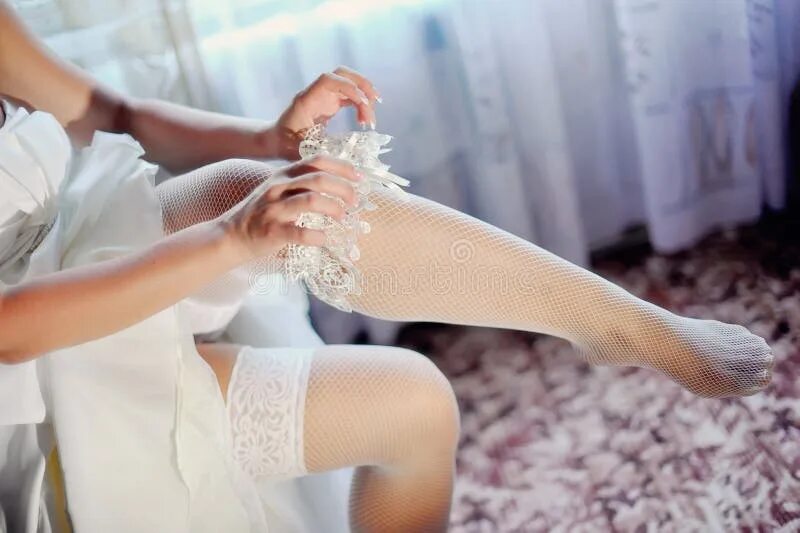 Девочки в белых чулках. Одела белые чулки. Чулки шарманте свадебные panse. Свадебные чулки. Одела белые чулки.