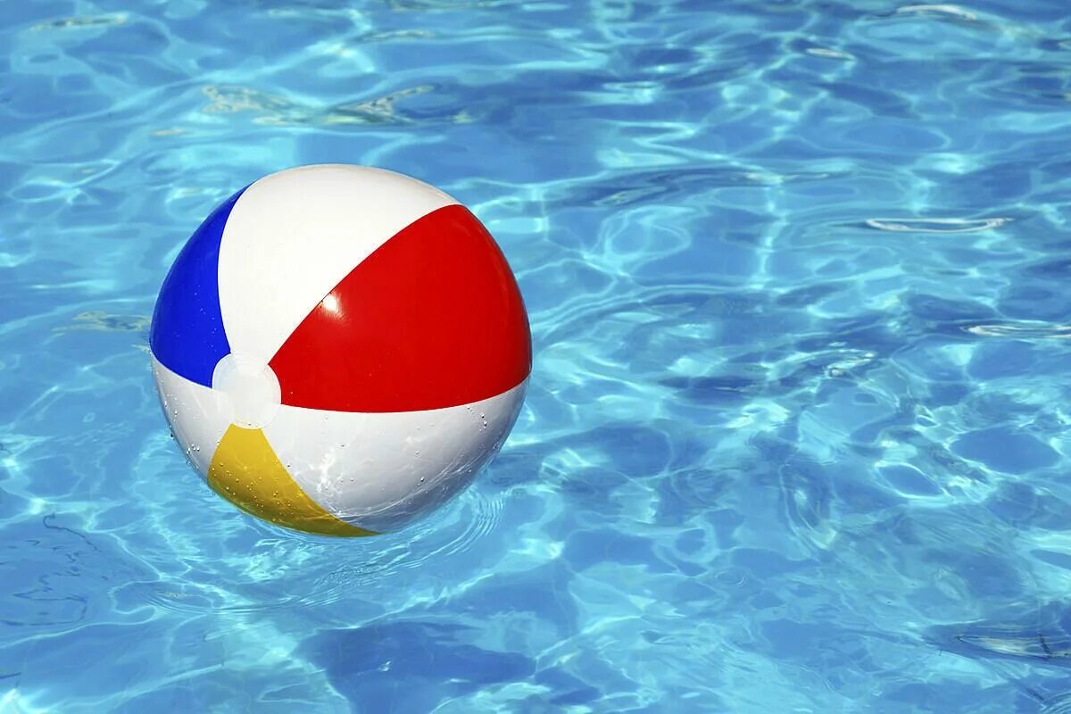 Мячик для воды. Мяч в море. Мяч для бассейна. Плавающий мяч.