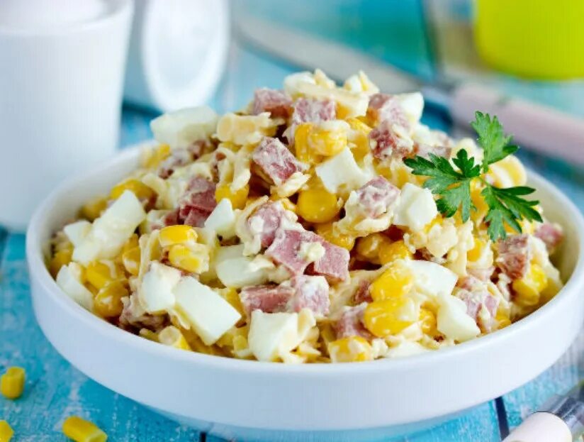 Салат. Салат с кукурузой. Рис с тунцом и кукурузой. Салаты с консервированной кукурузой с майонезом. Салат с тунцом и кукурузой.