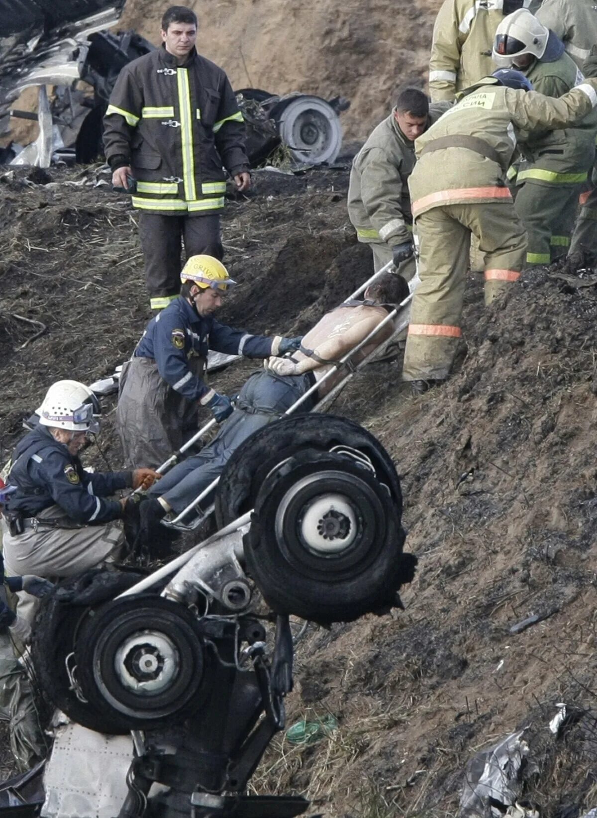 Хк локомотив ярославль авиакатастрофа. Хоккейная команда локомотив ярославль катастрофа. Крушение самолета команда локомотив. Хоккейная команда локомотив ярославль. Як 42 авиакатастрофа ярославль.