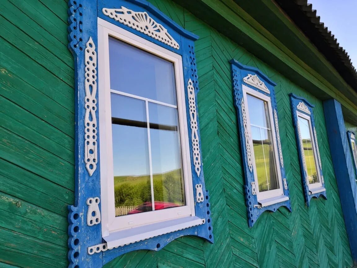 Пластиковые окна в деревенском доме. Окна ПВХ В деревенский дом. Диривенски пластиковые окна. Окно деревенского дома. Пластиковые окна в старых домах