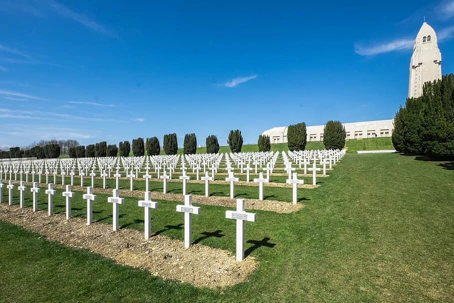 Домен войны. Верден мемориал. Верден (Франция). Verdun Memorial Верден. Военное кладбище в Вердене, Франция..