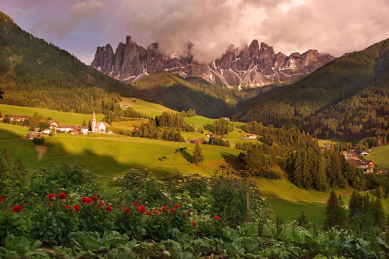 The high mountain in europe is. Долина Фунес Доломитовые Альпы Италия. Санта Маддалена Доломитовые Альпы. Доломитовые Альпы Швейцария. Швейцарские Доломитовые Альпы.