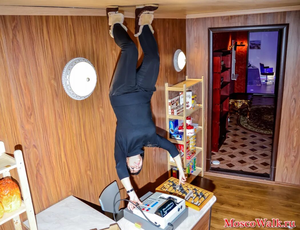 музей дом перевертыш москва. 55 павильон вднх музей иллюзий. музей иллюзий на вднх. перевернутая г. перевернутая г.