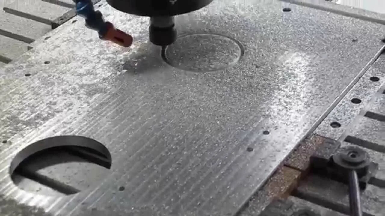 Фрезерный станок металлообработка чпу км520. Обработка т. Изделия на токарном станке по дереву. Металлообработка фрезеровка. Фрезерная обработка металла.