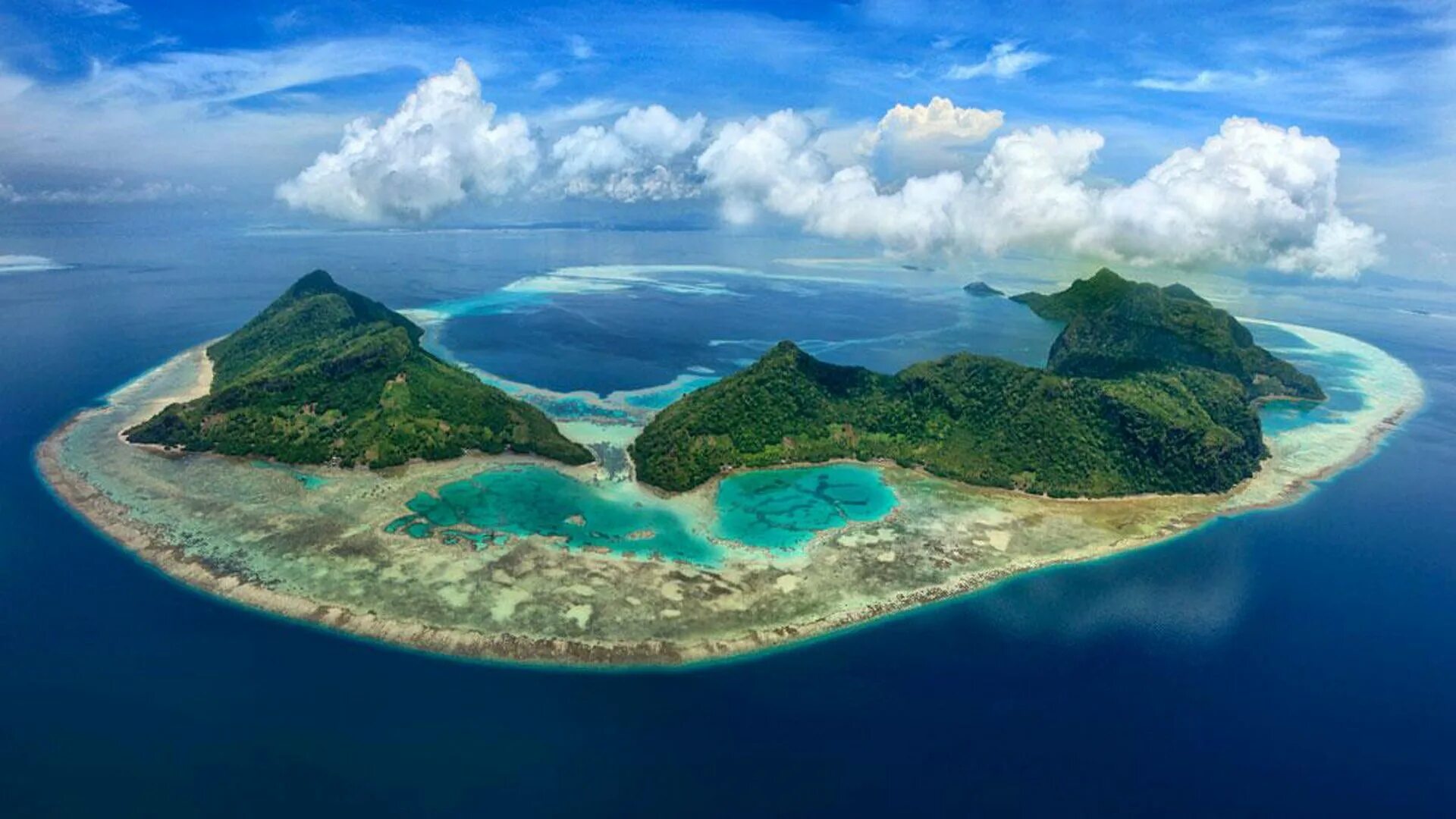 Two large islands. Морской парк тун Сакаран, Малайзия. Борнео Малайзия. Индонезия остров Калимантан. Острова Барнео Калимантан.