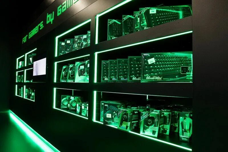 Шоу рум Razer. Витрина с компьютерами. Витрина магазина компьютеров. Витрина магазина электроники. Код витрина