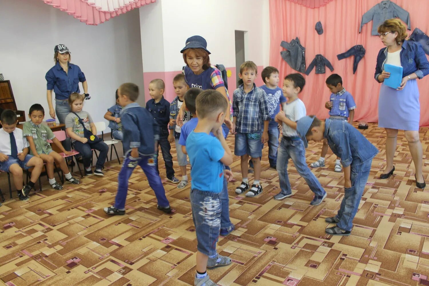 джинсовая вечеринка для детей в детском. танцы снегири группа забавы танец рыбаки. джинсовая вечеринка для детей в детском саду. группа детей. джинсовая вечеринка в детском саду.