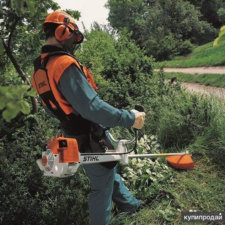 Покос травы фото. Stihl FS 400. Кусторез Stihl FS 400. Штиль ФС 250 кошение травы территории. Кошение травы триммером штиль.