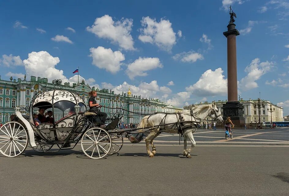 Санкт-петербург зимний дворец карета. Дворцовая площадь зимний дворец в петербурге кареты. Карета петербург. Санкт-петербург дворцовая карета. Конные экипажи в питере.