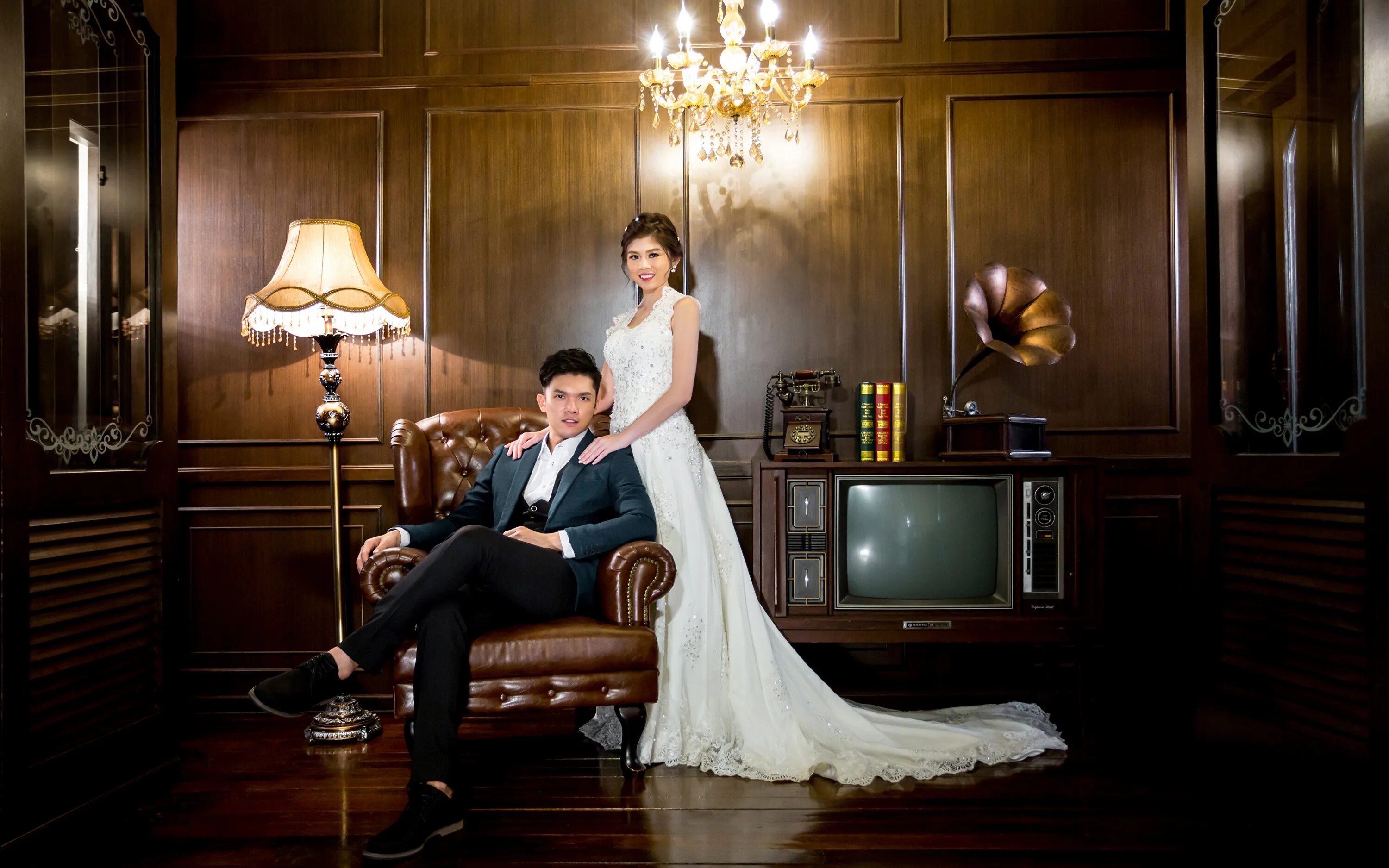 трюки на стуле. челлендж со стулом от стены. необычная фотосессия для двоих. мужчины женщины стул. мужчины женщины стул.