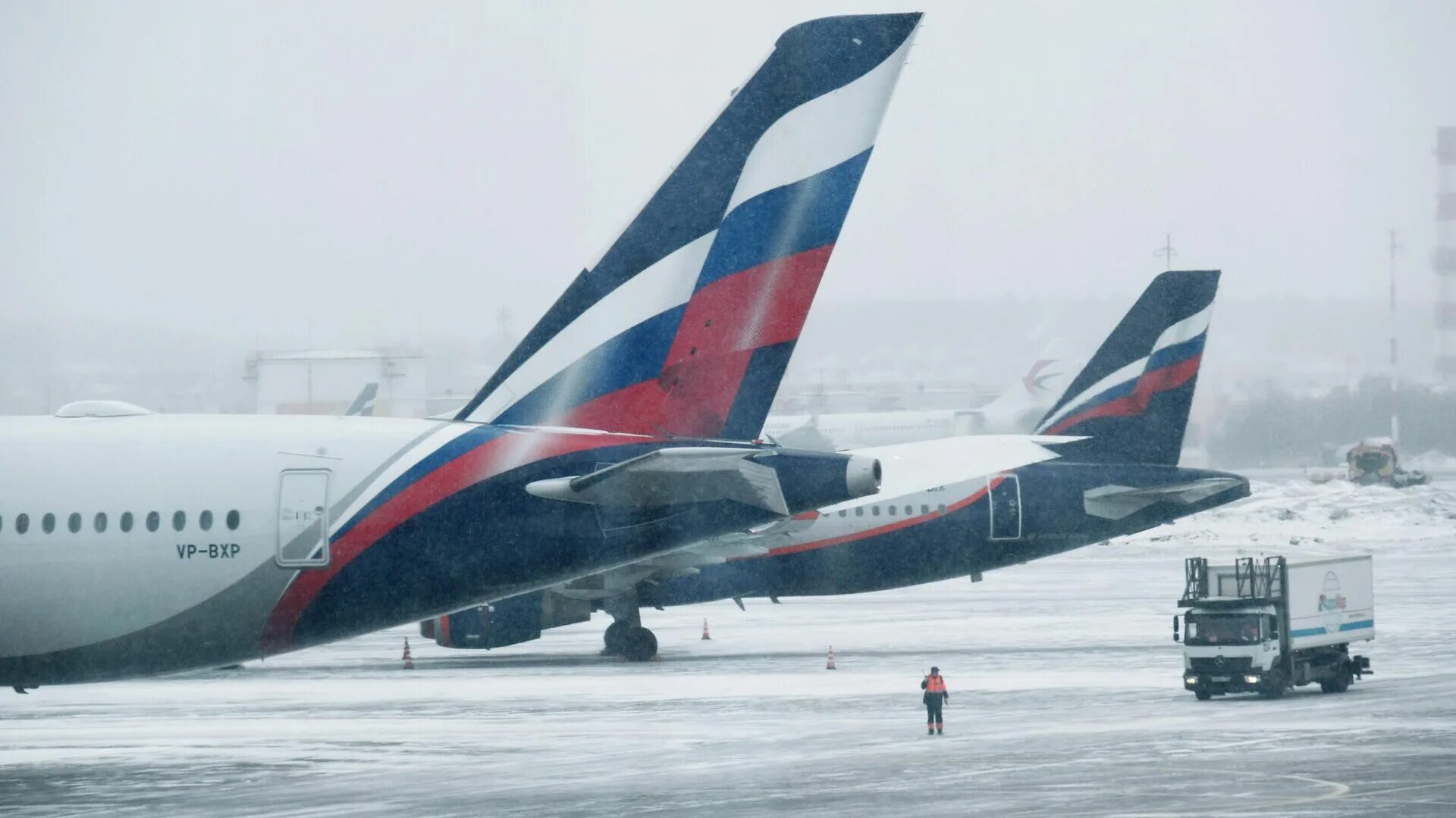 Пассажир s7. Силуэт самолета в небе. Копенгаген таллин самолет. Самолеты аэрофлота москва томск. Москва с самолета.