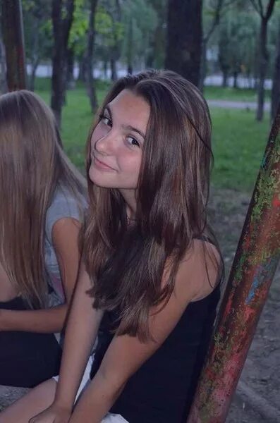 Группа фабрика. Блондинка брюнетка шатенка рыжая. Несколько девушек. Дениса даниэла диана ретеган. Красивые подруги.