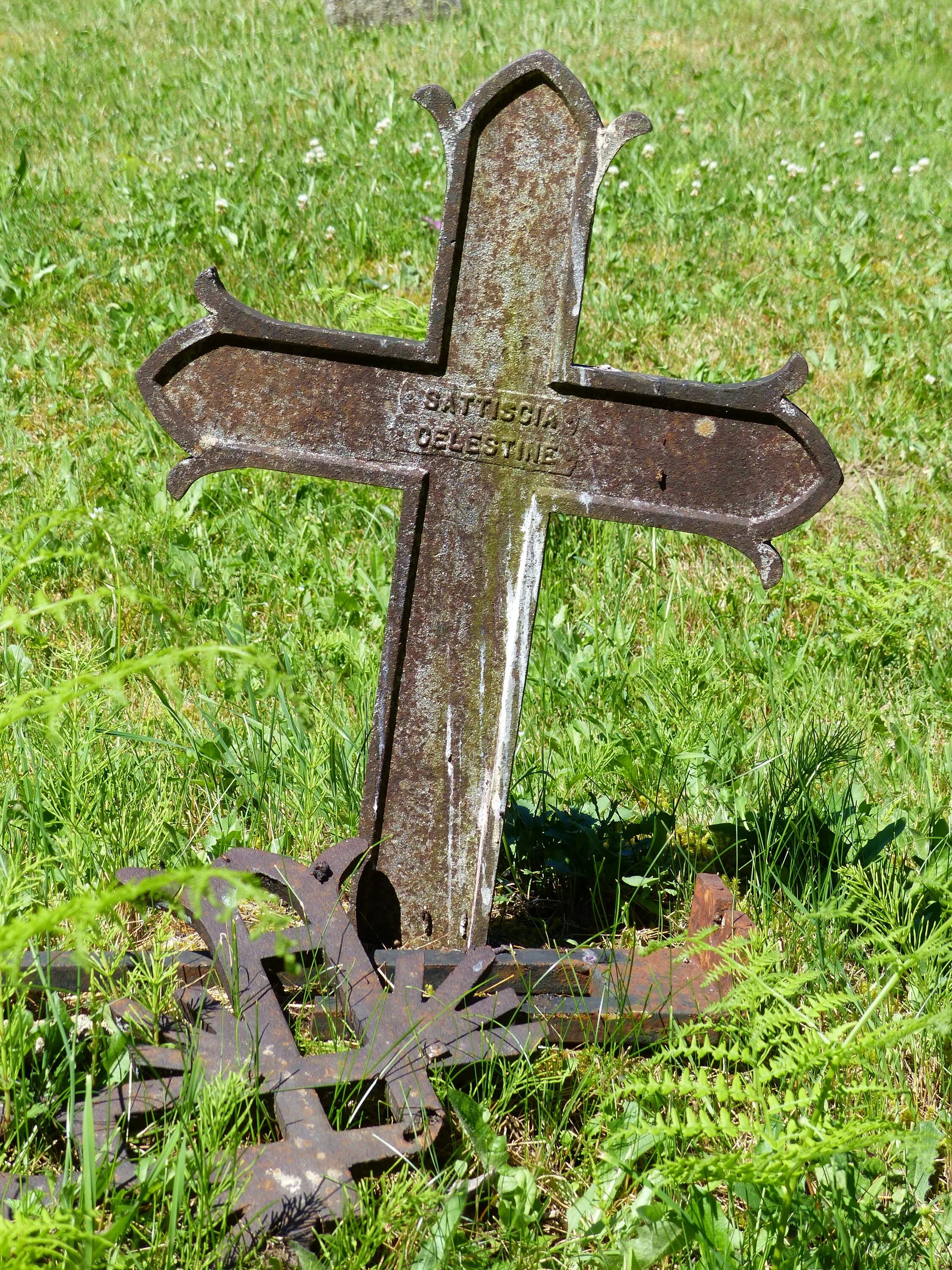Похороненный крест. Старообрядческий намогильный крест. Крест на могилу. Старые могильные кресты. Могильный крест на кладбище.