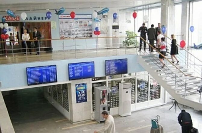 Аэропорт кольцово екатеринбург табло вылета. Ижевский аэропорт внутри. Екатеринбург аэропорт кольцово табло. Табло ижевск аэропорт на сегодня. Табло прилета кольцово.