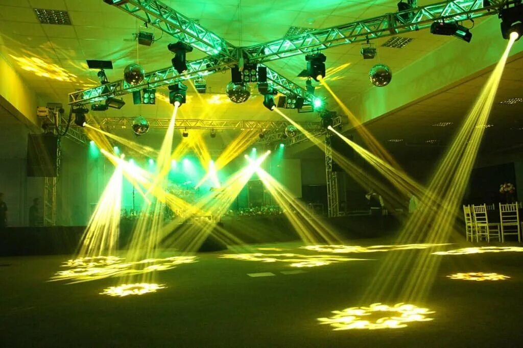 звуковое оборудование для сцены. сценическое световое оборудование. диско свет. неоновые наушники. вечеринка светодиоды.