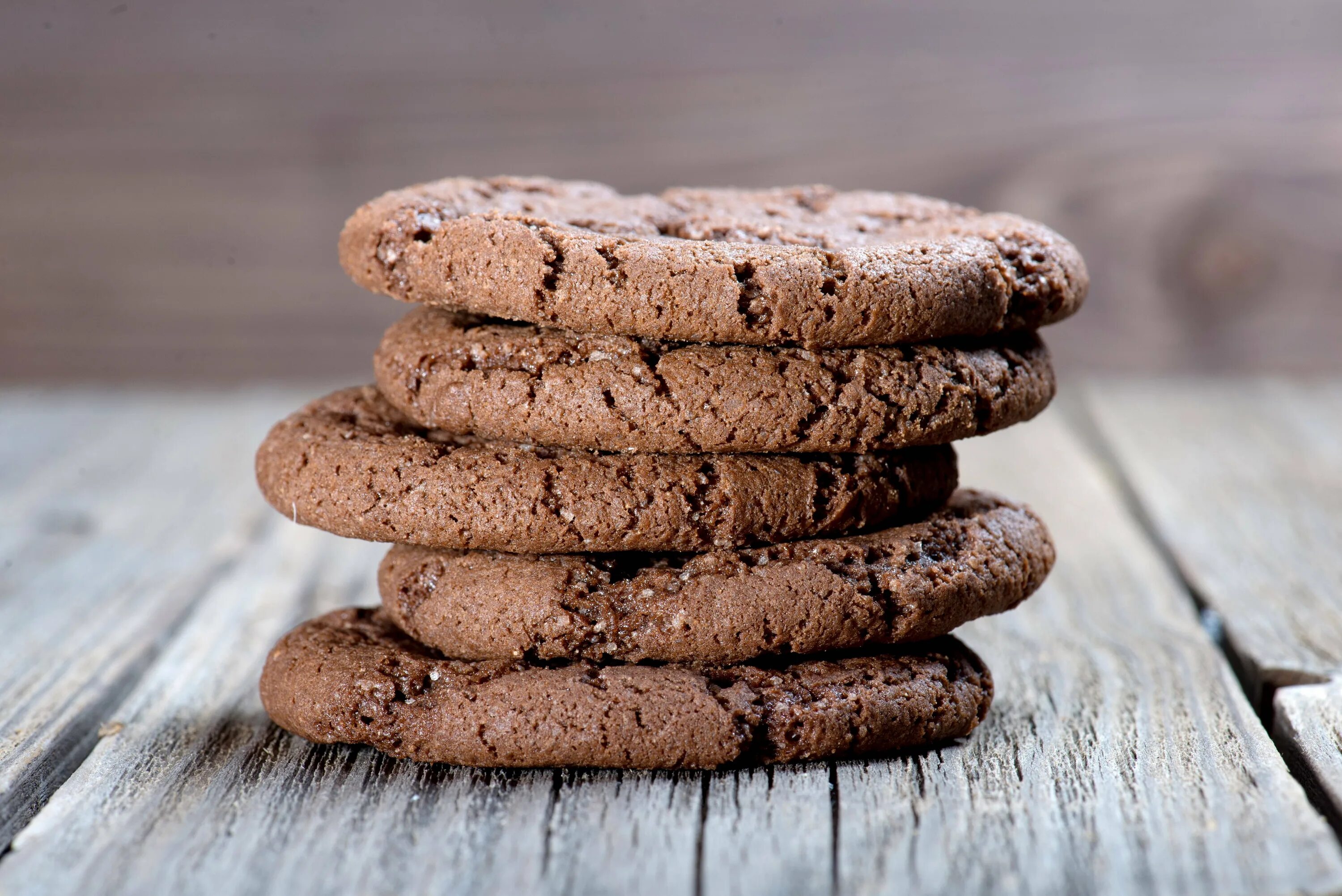 Печенье cookies с шоколадом. Шоколадное печенье. Шоколадное овсяное печенье. Хрустящее шоколадное печенье. Кукис печенье шоколадное.