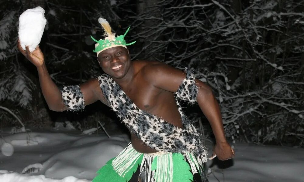 Кертис санта клаус. Африканский дед мороз костюм. Новогодний негр. Папа ноэль бразилия. Папа ноэль дед мороз африки.