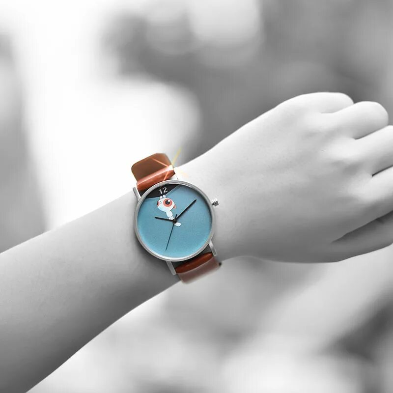 Картинки руки часы. Часы на руке. Креативные женские наручные часы. Рука с часами. Женская рука с часами.