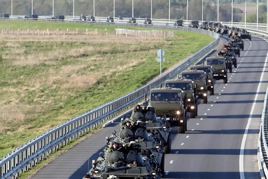 Бесплатное передвижение. Колонна военной техники. Колонна машин. Марш автомобильной колонны. Транспортные войска.