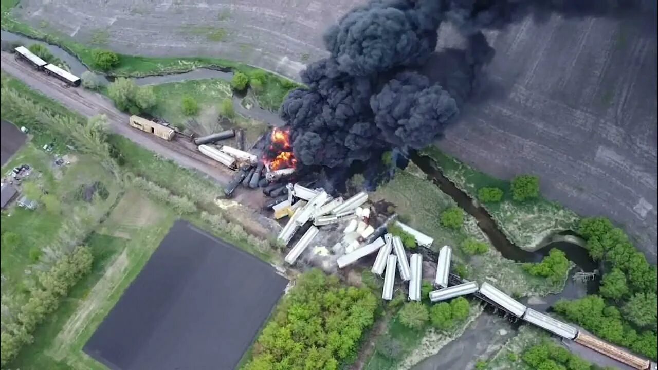 Крушение поезда в США С химикатами. Взрыв на Айове. Крушение поезда горящего. Крушение поезда с химикатами в США вид из космоса.