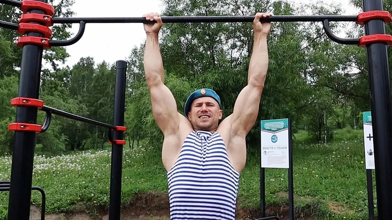 Вышел на 30 на турниках. Вышел на 30 на турниках. Крабик на турнике. Человек на турнике. Крутящийся турник.