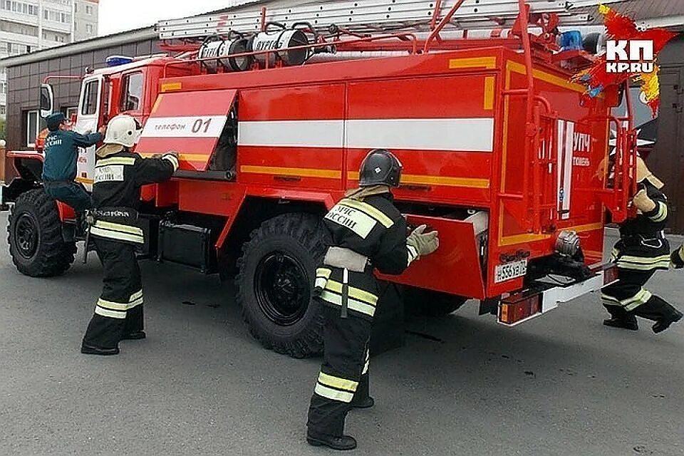 Возле пожарки. Пожарные на пожаре. Современные пожарные. Пожарная машина и пожарный. Пожарный автомобиль на пожаре.