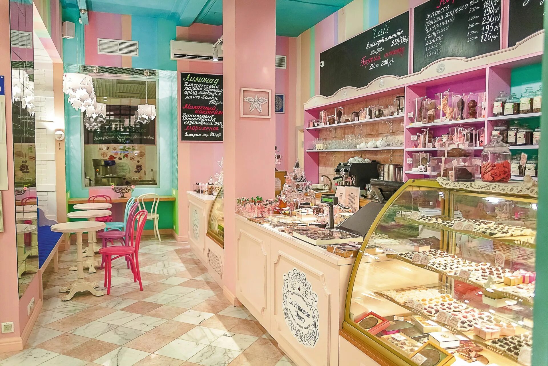 Ассортимент десертов. Сладкое кафе. Пирожное в ресторане. Кафе со сладким. Сладкое кафе.