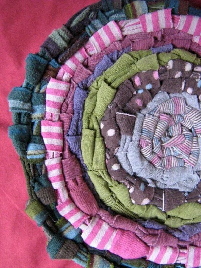 Поделки из старых вещей. Коврик из старых носков. коврик из ненужных вещей. коврик из трикотажных лоскутков. коврик из остатков ткани.
