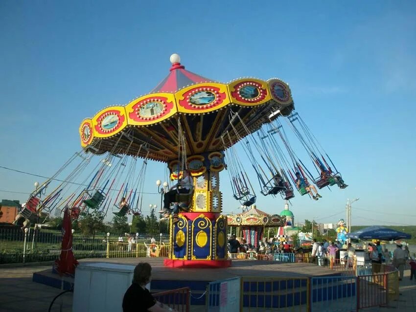 Парк горького москва аттракционы. Веселая карусель в парке. Парк карусель владивосток микс. Октоберфест парк аттракционов цепочная карусель. Парк карусели для детей.