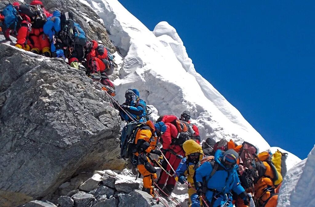Сколько нужно подниматься на эверест. Очередь на Эверест 2019. Восхождение на Эверест.