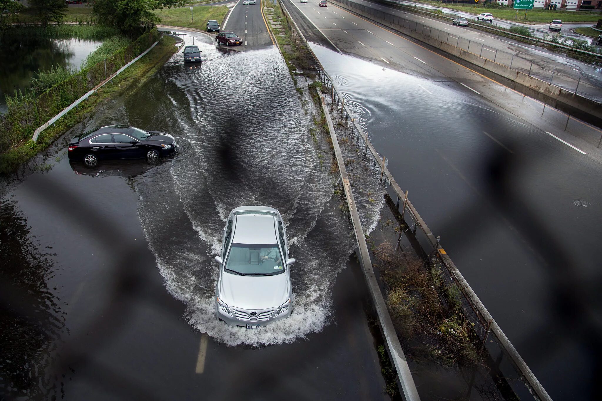 Driver rain. Затопленные автомобили. Потоп. Машина в луже. Машина в глубокой луже.