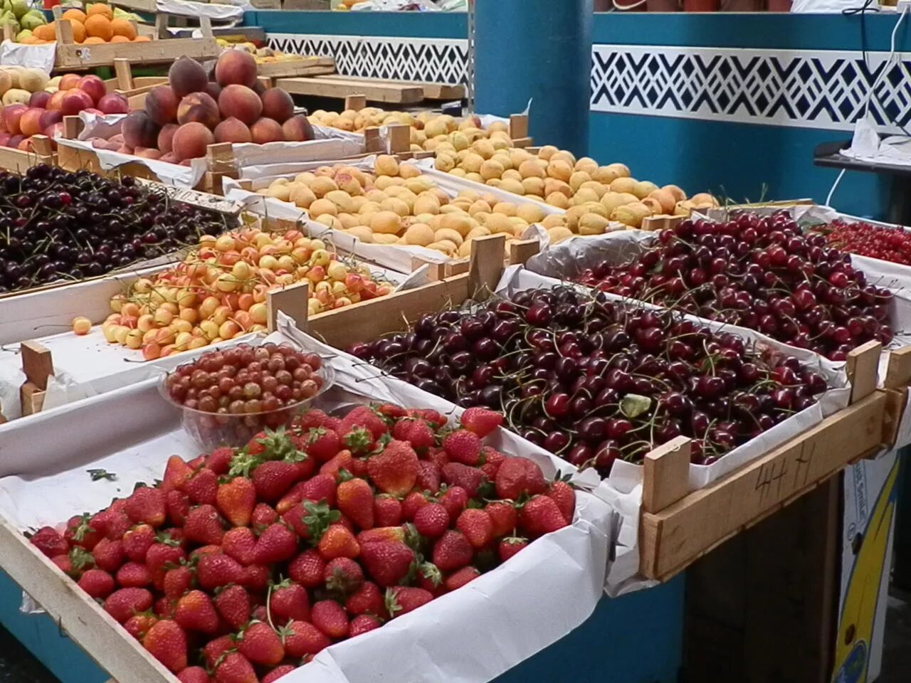 Какие ягоды фрукты в июне. Фруктовый рынок. Ягоды на рынке. Фрукты на рынке. Ягоды на прилавке.