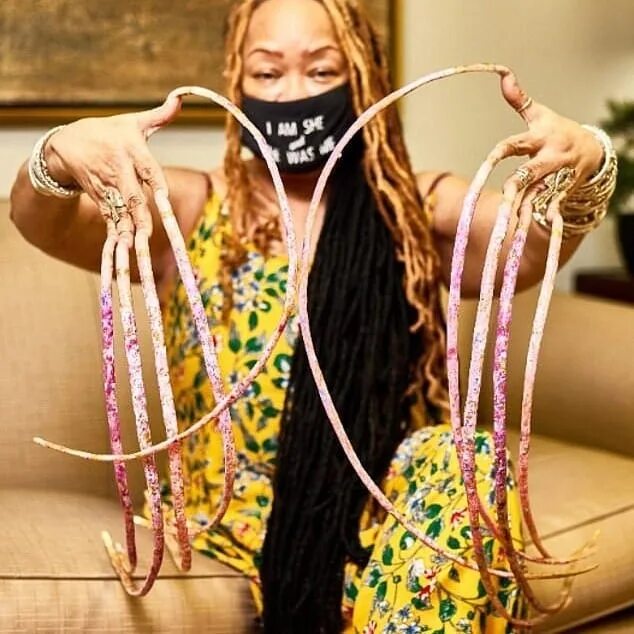 самый большой шарик в мире. рекорд гиннесса самые длинные ногти. самый в мире рекорд гиннеса. самый в мире рекорд гиннеса. рам сингх чаухан усы.