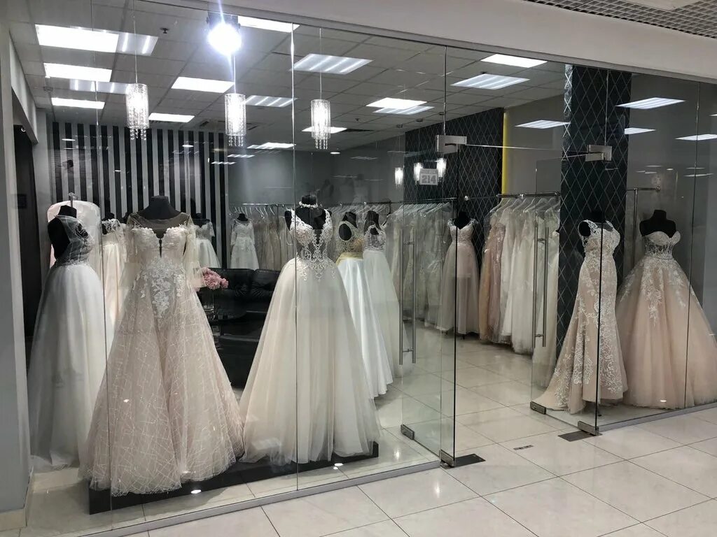 свадебные платья в салоне вега на петровско-разумовской. свадебный салон вега на петровско-разумовской. свадебные платья в салоне вега на петровско-разумовской. салон свадебных платьев интерьер. свадебный салон вега на петровско-разумовской.