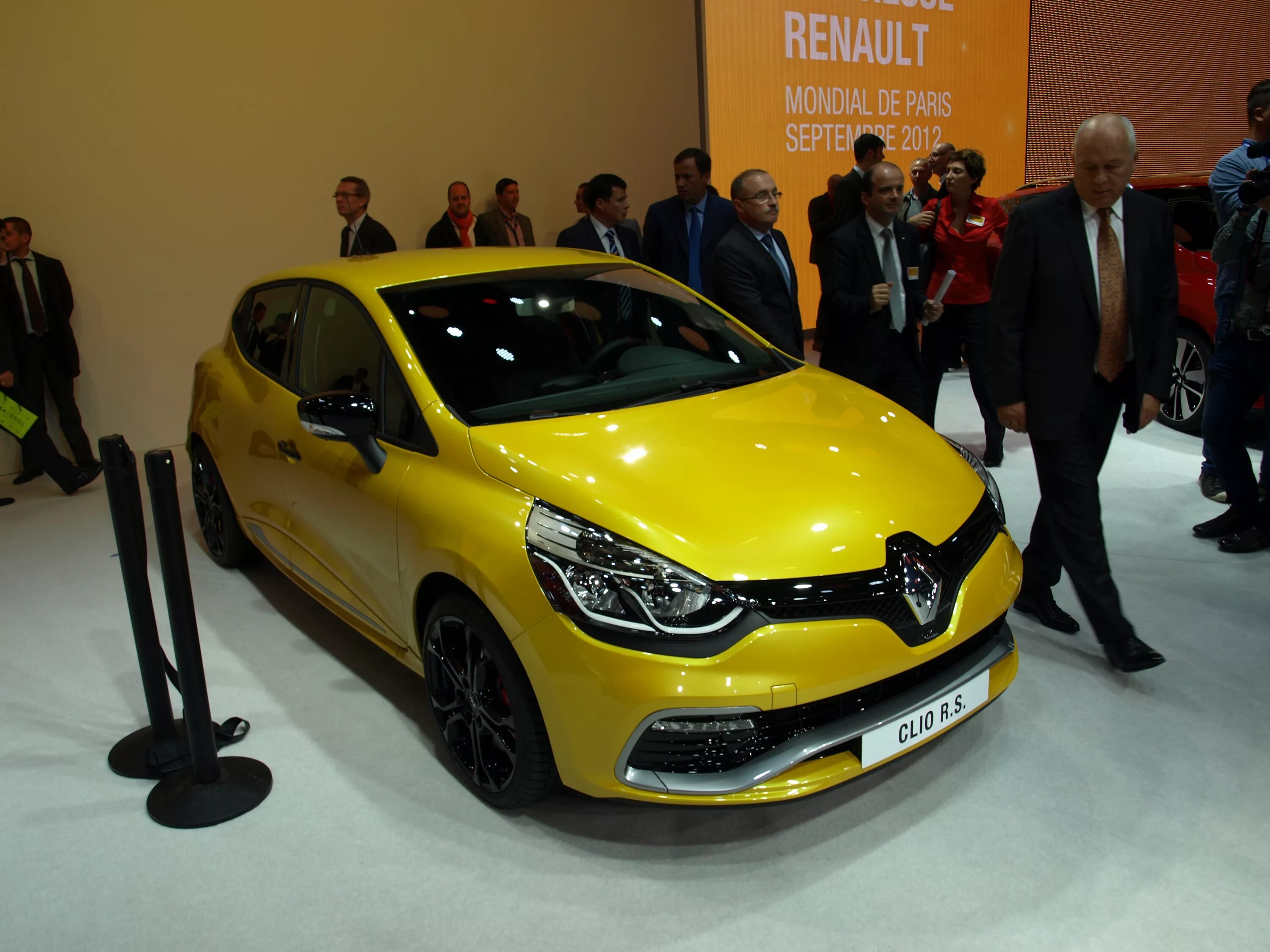 Стоимость renault. Clio 4. Renault Clio initial Paris. Renault Clio Yellow. Рено Олимпия.