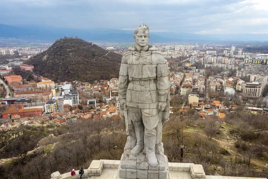 Город в болгарии 5. Алёша (памятник, Пловдив). Город Пловдив Болгария памятник Алеше. Памятник советскому солдату в Болгарии Алеша. Памятник солдату Алеше в Болгарии.